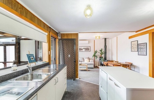 Ponsonby House | Tranquil Haven 2 BR and 1.5 BA Home Zodiak Stays