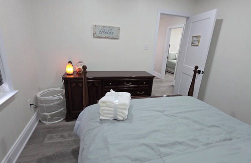 Burlington House | Tranquil Haven Queen Room by the Lakeshore, Shopping, Highway and Transportation