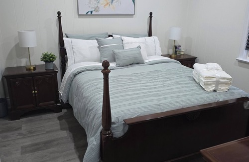 Burlington House | Tranquil Haven Queen Room by the Lakeshore, Shopping, Highway and Transportation