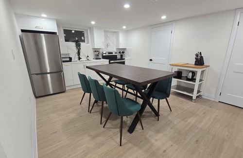 Aldershot House | Tranquil Haven Retreat Full home with 7 Bedroom & 3 Bathrooms- 5 Min. from Lake!