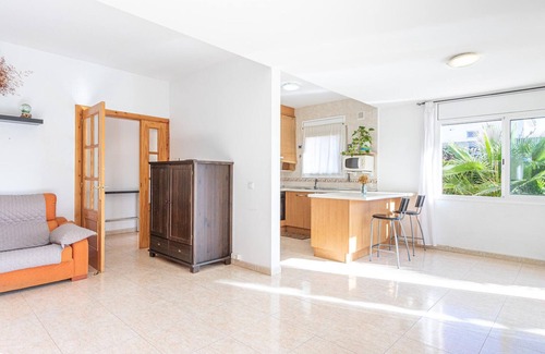 Sant Pere Pescador House | Tranquil Holiday Home for 6, Spacious Garden, Garage, Close to Village Center
