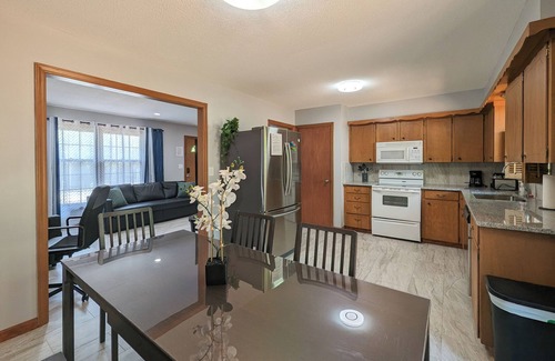 Overland Park House | Tranquil KC Retreat - great location - spacious & modern