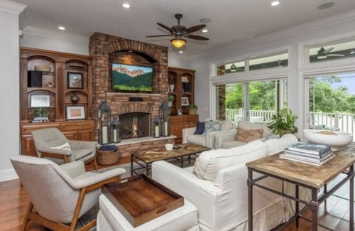Heathrow House | Tranquil Lake Mansion
