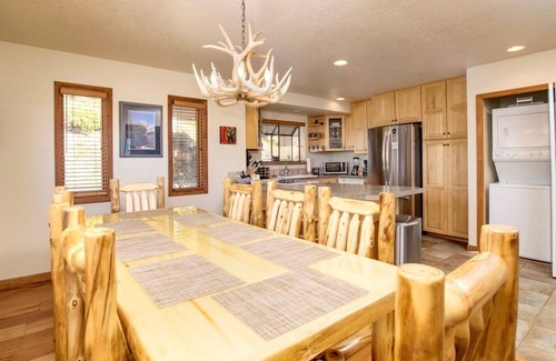 Windcliff Estates House | Tranquil Luxury Vacation At Windcliff 3 Bedroom Home by RedAwning