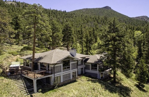 Windcliff Estates House | Tranquil Luxury Vacation At Windcliff 3 Bedroom Home by RedAwning