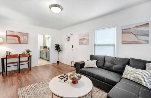 Alhambra House | Tranquil Metro Abode - 2 bedroom 1 bathroom