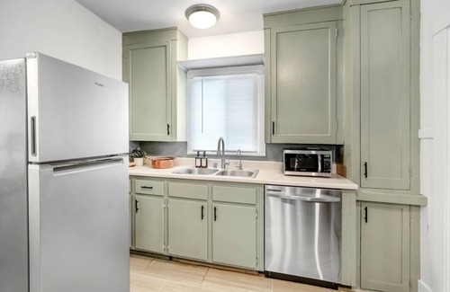 Alhambra House | Tranquil Metro Abode - 2 bedroom 1 bathroom