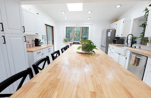 Orange House | Tranquil Nature Retreat 9 min to Yale Sleeps 10 Spacious, Updated, 4br 2bath