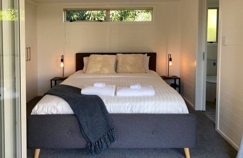Mount Eden House | Tranquil Nest Escape with deck and garden