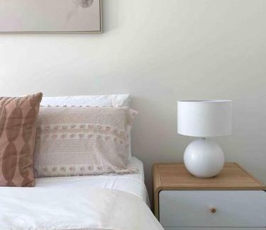 Elanora House | Tranquil Oasis on Pine Lake