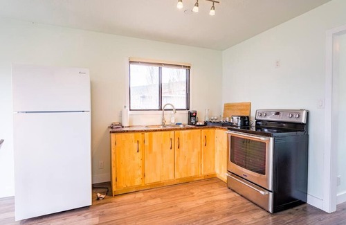 Okanagan-Similkameen House | Tranquil purple house in the BENCH Winery