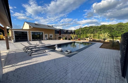 Montfort-le-Gesnois Cottage | Tranquil Retreat: Heated Pool, Near Le Mans, Fully Equipped, 5 Private Baths, Free Wi-Fi & Parking