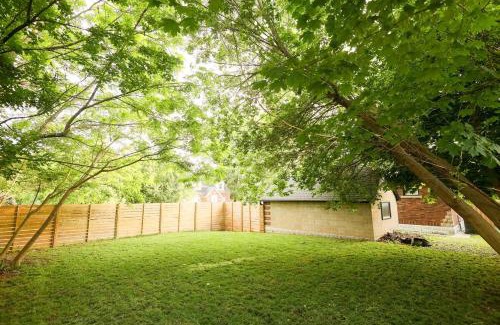 Niagara Falls House | Tranquil Retreat 5BR House With 3 Bath and Backyard, Located Minutes Away From The Falls