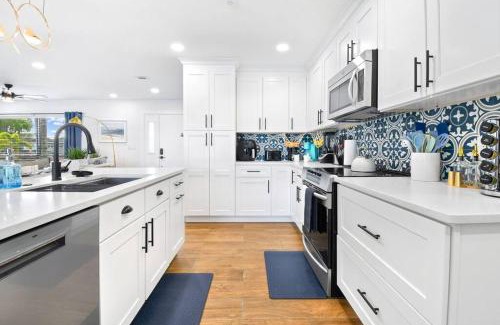 Apollo Beach Apartment | Tranquil Retreat heated pool, spa, & pool table