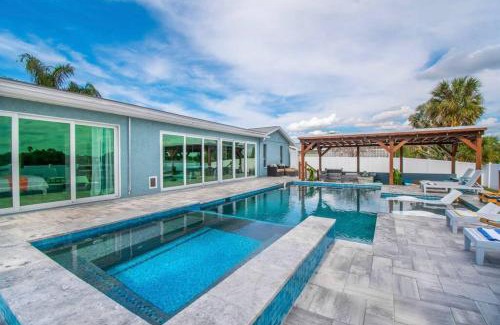 Apollo Beach Apartment | Tranquil Retreat heated pool, spa, & pool table