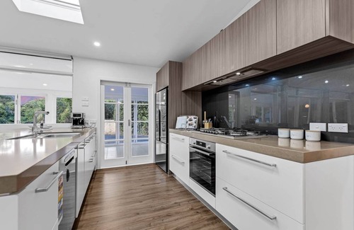 Auckland House | Tranquil Retreat in Nature's Embrace
