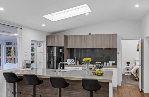 Auckland House | Tranquil Retreat in Nature's Embrace