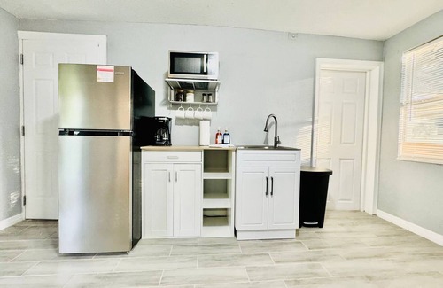 Crystal Lake Apartment | Tranquil Retreat King Bed Office Patio