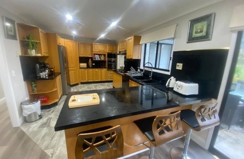 Bundanoon House | Tranquil Retreat with Stunning Mountain and Country Views –Your Perfect Getaway!