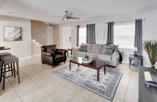 Bay Crest Park House | Tranquil Retreat with Pool, Near Airport