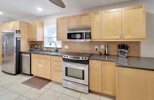 Bay Crest Park House | Tranquil Retreat with Pool, Near Airport