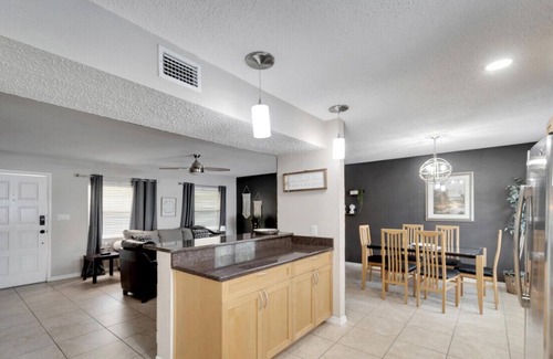 Bay Crest Park House | Tranquil Retreat with Pool, Near Airport