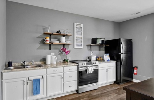 Glen Allen Condo | Tranquil Retreat: Woodland Views & Peaceful Vibes!