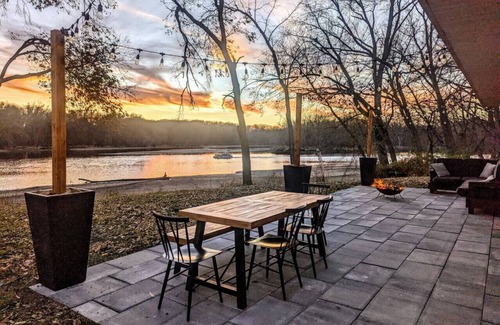 Cedar Falls House | Tranquil Riverview Retreat