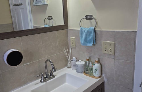 Roosevelt House | Tranquil room and bathroom in a house with AC and central heating system