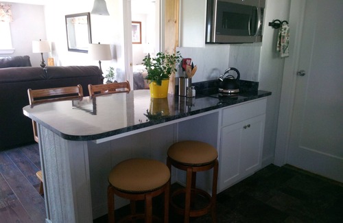 Talent Cottage | Tranquil setting surrounded by panoramic mountain views, grazing horses
