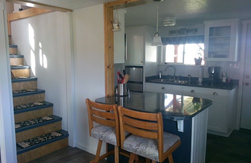 Talent Cottage | Tranquil setting surrounded by panoramic mountain views, grazing horses