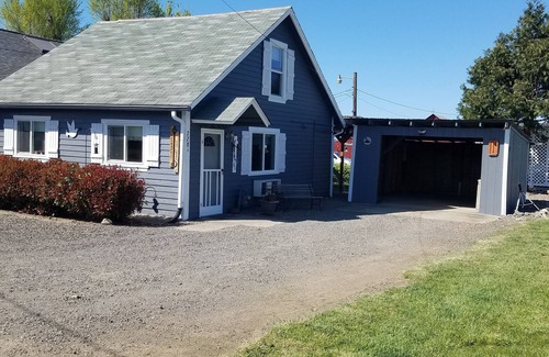Talent Cottage | Tranquil setting surrounded by panoramic mountain views, grazing horses