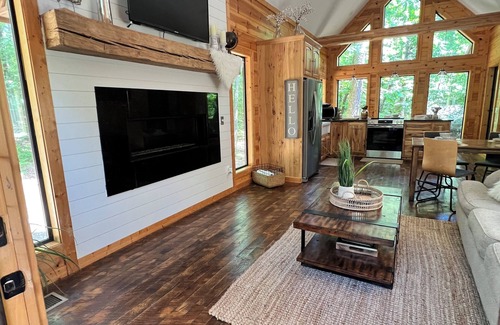 Broken Bow Cabin | Tranquil Skies Cabin - Charming 2-bedroom cabin, pet-friendly.