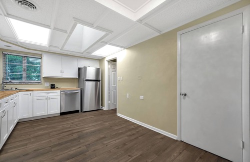 Gahanna House | Tranquil Stay in Columbus Ohio. Buzzing restaurant Plaza, EV Charger, 3 bedroom