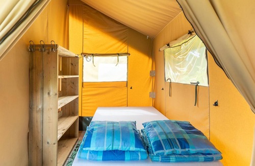 Zwiggelte House | Tranquil tent lodge in Zwiggelte with garden