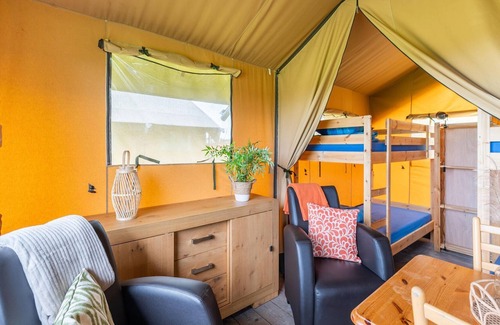 Zwiggelte House | Tranquil tent lodge in Zwiggelte with garden