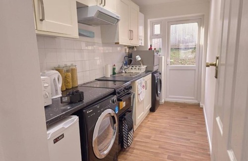 Greenwich House | Tranquil Thamesmead Treasure – 3 Bedroom Modern Comfort in Greenwich