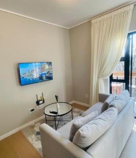 Greater Johannesburg Metropolitan Area Apartment | Tranquil Top-Floor in Bryanston