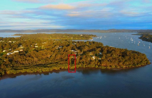Brisbane Waterfront House | Tranquil Treetop Absolute Waterfront Holiday Home