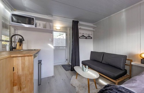 Mount Roskill Cabin | Tranquil Urban Cabin: Serene Getaway with Bbq