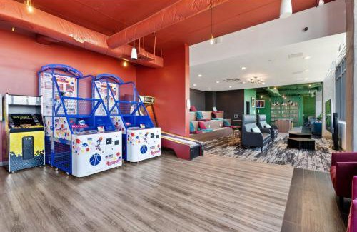 Five Points South Apartment | Tranquil Urban Space Studio City View