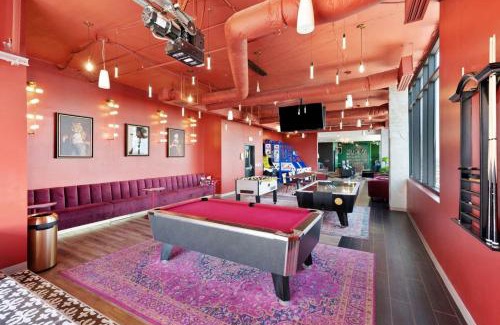 Five Points South Apartment | Tranquil Urban Space Studio City View