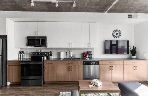 Five Points South Apartment | Tranquil Urban Space Studio City View