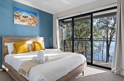 Wangi Wangi House | Tranquil Waterfront Retreat