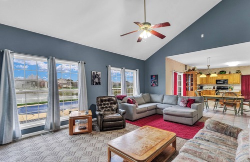 Mahomet House | Tranquil Waterside Getaway