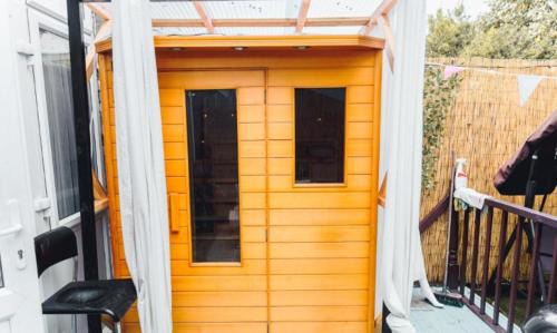 Coldharbour Apartment | TranquilHaus! 3BR Retreat with Spa Saunas, Hot Tub & Garden Cinema