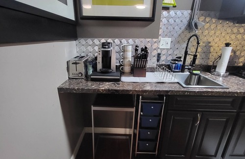 Romulus Apartment | Tranquility and minutes from DTW