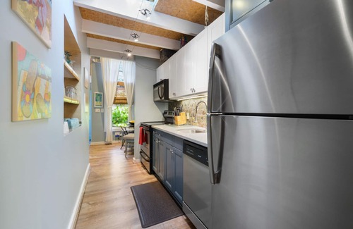 Historic Seaport Cottage | "Tranquility " At Ann Street Gardens Steps From Duval