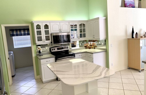 Pinehurst House | Tranquility by the beach🌴 3 bed 2.5 high ceilings open 2550 SF heated pool spa