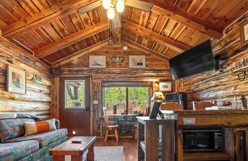 Coram Cabin | Trapper's Cabin, 7 Min to Glacier, Dogs Welcome